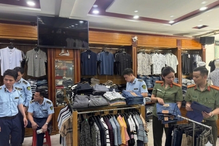 Ninh Bình: Đột kích cửa hàng thời trang T.K, thu giữ lô quần áo giả mạo nhãn hiệu trị giá gần 200 triệu đồng