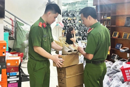 Ninh Bình: Phát hiện nhiều cơ sở kinh doanh giày dép giả mạo nhãn hiệu tại phường Hoa Lư