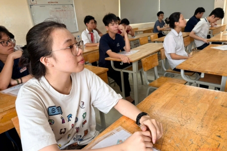 Hình ảnh thí sinh làm thủ tục dự thi vào lớp 10 tại Hà Nội