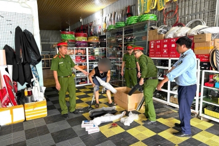 Lào Cai: Công an xã Văn Bàn xử phạt cơ sở kinh doanh phụ tùng độ xe mô tô không rõ nguồn gốc