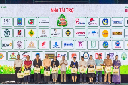 Agribank đồng hành lan tỏa lối sống xanh qua Chương trình “Đổi rác lấy quà” tại TP.Cần Thơ