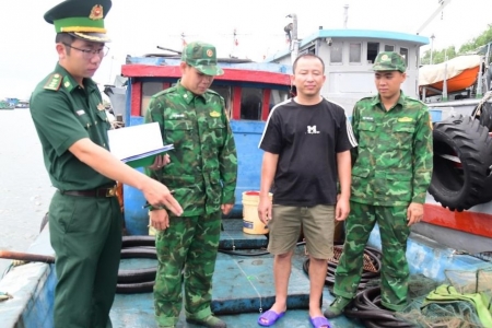 Hải đoàn Biên phòng 18: Tạm giữ tàu vận chuyển 7.000 lít dầu DO không rõ nguồn gốc