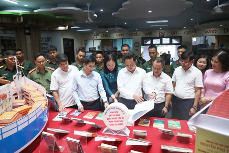 Khai mạc Trưng bày tư liệu, nói chuyện chuyên đề “Hồ Chí Minh - Cuộc hành trình của thời đại”