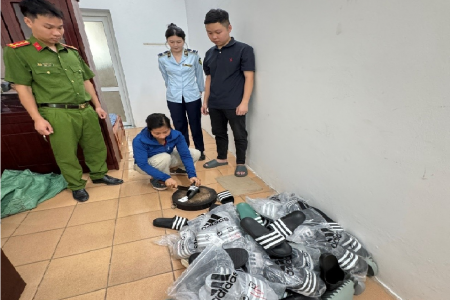 Bắc Ninh: Xử phạt cơ sở kinh doanh dép giả mạo nhãn hiệu Adidas, buộc tiêu hủy tang vật
