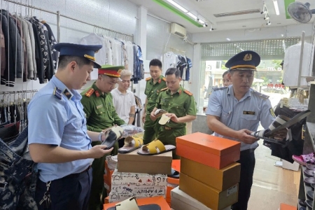 Nghệ An: Phát hiện, xử lý hộ kinh doanh buôn bán dép giả mạo nhãn hiệu