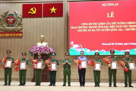 Khen thưởng các lực lượng Đăng ký nhà cái M88 đường dây ma túy xuyên quốc gia, bắt giữ hơn 400 đối tượng