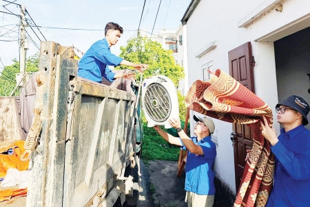 Đoàn viên, thanh niên Bắc Ninh hỗ trợ người dân di dời tài sản phục vụ Dự án sân bay Gia Bình