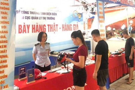 Điện Biên: Trưng bày hàng thật, hàng giả thu hút sự quan tâm của người tiêu dùng