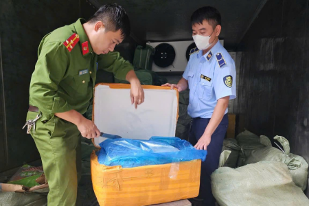 Bắc Ninh: Tạm giữ hơn 1,6 tấn thực phẩm đông lạnh bốc mùi hôi thối, không rõ nguồn gốc