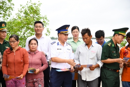 Vùng Cảnh sát biển 3 tuyên truyền pháp luật, đồng hành cùng ngư dân tại xã An Thới Đông