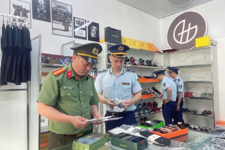 Lạng Sơn: Tạm giữ lô hàng thời trang có dấu hiệu giả mạo nhãn hiệu nổi tiếng