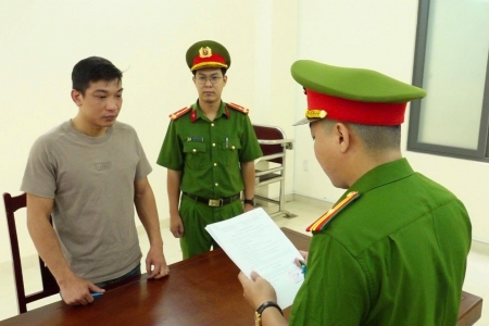 Khánh Hòa: Khởi tố bị can tàng trữ gần 4.000 đôi giày, dép giả mạo nhãn hiệu