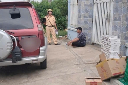 Vĩnh Long: Phát hiện xe ô tô vận chuyển hơn 1.200 bao thuốc lá lậu trên Quốc lộ 57C