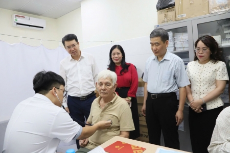Hà Nội: Phường Cửa Nam khám sức khỏe, tặng quà tri ân gần 470 người có công với cách mạng