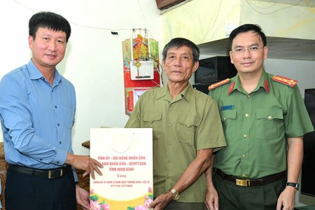 Lãnh đạo tỉnh Ninh Bình thăm, tặng quà gia đình người có công tại xã Gia Hưng