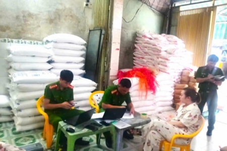 Cà Mau: Bắt quả tang cơ sở M888com link hiện đang mở hàng chục tấn đường cát giả