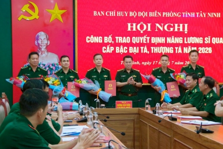 Bộ đội Biên phòng tỉnh Tây Ninh công bố, trao quyết định nâng lương sĩ quan cấp bậc Đại tá, Thượng tá