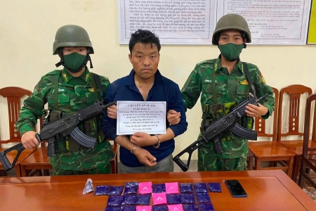 Sơn La: Khống chế đối tượng buôn bán 6.100 viên ma túy, một Thiếu tá biên phòng bị thương