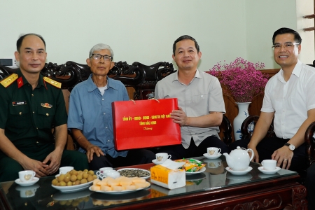 Chủ tịch UBND tỉnh Bắc Ninh thăm, tặng quà người có công tại phường Tân An