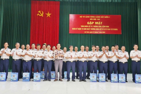 Hải đội 102 gặp mặt, tặng quà thân nhân gia đình liệt sĩ, thương binh, bệnh binh
