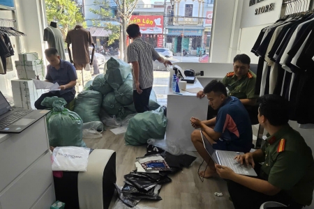 Thanh Hóa: Chuyển hồ sơ điều tra vụ tàng trữ hơn 1.200 sản phẩm thời trang giả mạo nhãn hiệu
