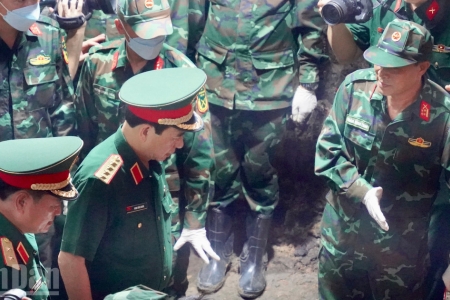 Đại tướng Phan Văn Giang thăm động viên lực lượng tìm kiếm hài cốt liệt sĩ tại Công viên Lê Thị Riêng