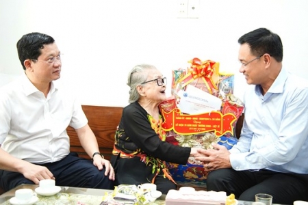 Đà Nẵng: Lãnh đạo thành phố thăm, tặng quà gia đình người có công cách mạng tiêu biểu