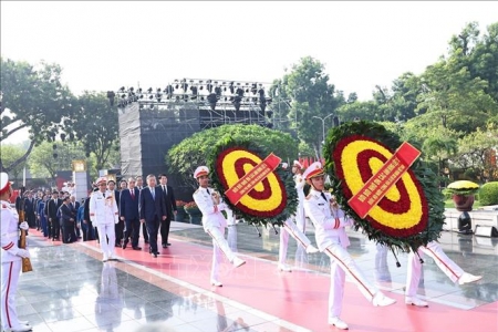 Lãnh đạo Đảng, Nhà nước tưởng niệm các Anh hùng liệt sĩ và viếng Chủ tịch Hồ Chí Minh