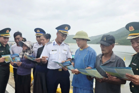 Cảnh sát biển đồng hành với ngư dân Hà Tĩnh