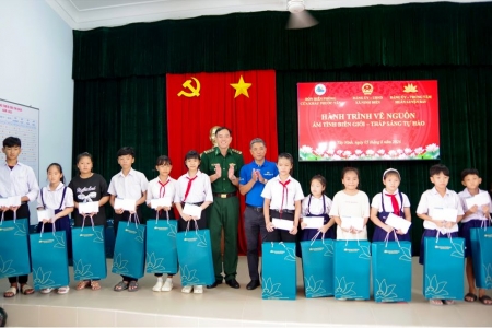 Đồn BPCK Phước Tân và Đồn BP Ninh Điền phối hợp trao tặng quà cho học sinh nghèo biên giới