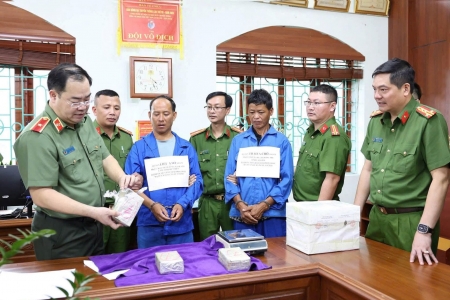 Lai Châu: Bắt giữ hai đối tượng vận chuyển 8 bánh heroin