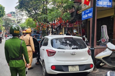 Ô tô biển trắng chở khách thu tiền bị phạt lên đến 14 triệu đồng và trừ 6 điểm giấy phép lái xe