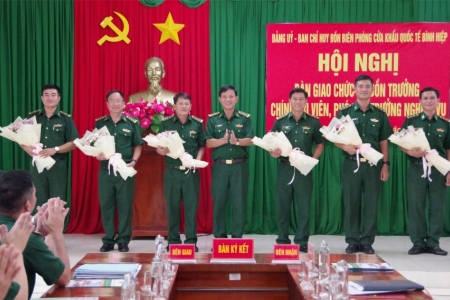 Bàn giao các chức vụ tại Đồn Biên phòng Cửa khẩu Quốc tế Bình Hiệp và Đồn Biên phòng Thạnh Trị