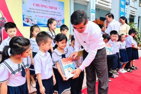Đà Nẵng: Tổ chức Care The People - Onlus hỗ trợ sách giáo khoa cho học sinh xã Bà Nà