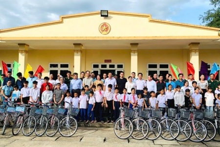 Quảng Trị: Đồn Biên phòng Triệu Vân Trao 50 xe đạp, tiếp sức học sinh nghèo đến trường