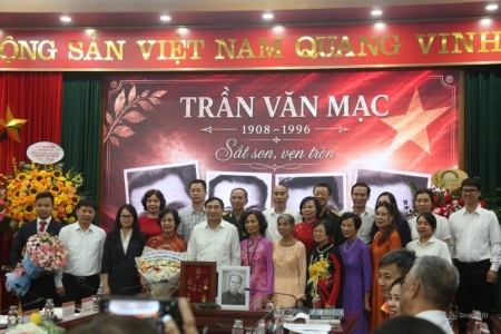 Lễ trao tặng hiện vật và Hội thảo khoa học “Trần Văn Mạc - chứng nhân dòng chảy lịch sử”