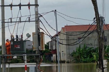 EVNNPC chủ động nguồn lực, tăng tốc khôi phục điện tại các vùng ảnh hưởng bão số 4