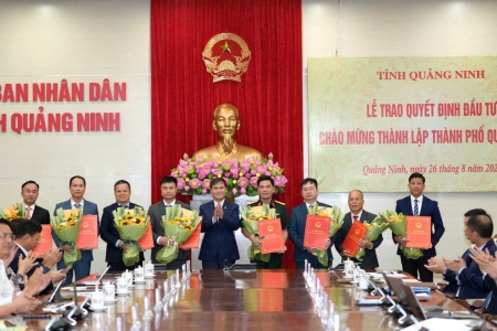 Phú Thọ tổ chức trao Huy hiệu 80 năm tuổi Đảng cho 8 đảng viên