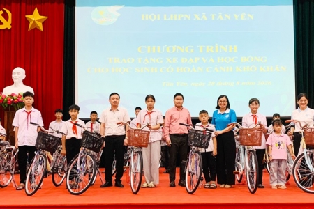 Bắc Ninh: Tặng quà học sinh có hoàn cảnh khó khăn trước thềm năm học mới
