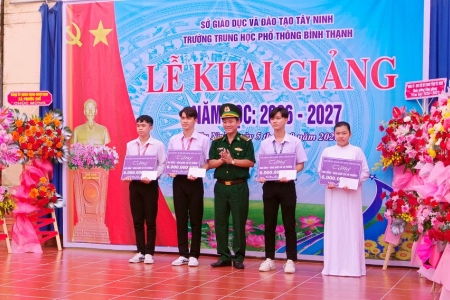 Bộ đội Biên phòng tỉnh Tây Ninh trao học bổng “Nâng bước em tới trường - Con nuôi đồn Biên phòng”