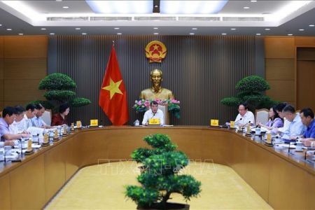 Thủ tướng Chính phủ: Bảo đảm nguồn cung thuốc, thiết bị y tế đầy đủ với giá hợp lý