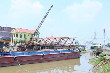 Ninh Bình: Tháo dỡ cầu sắt xuống cấp bắc qua kênh Quần Liêu