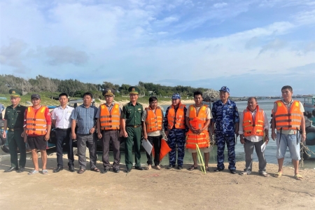 Tàu 467 lai dắt tàu cá cùng 21 ngư dân về đặc khu Phú Quý an toàn