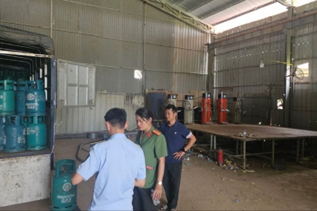 Hà Nội: Khởi tố 5 đối tượng trong đường dây san chiết, buôn bán gas giả