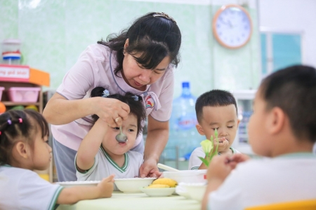 Đề xuất tăng hỗ trợ ăn trưa cho trẻ mầm non