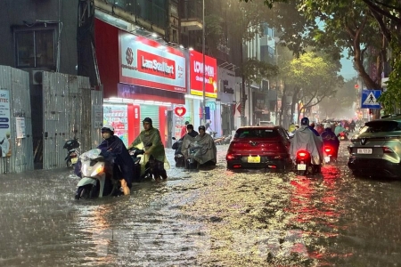 Hà Nội đón mưa lớn, đề phòng ngập úng và dông lốc