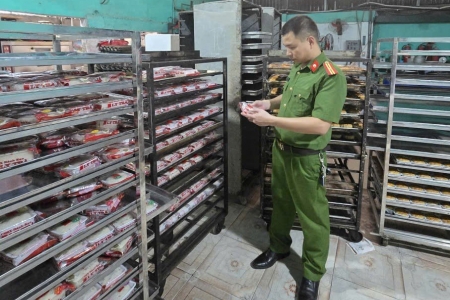 Công an Ninh Bình tăng cường kiểm soát bánh kẹo dịp Tết Trung thu