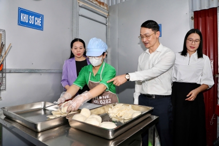 Hải Phòng: Giám sát an toàn thực phẩm tại bếp ăn bán trú Trường Tiểu học Nghi Dương