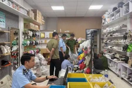 Gia Lai: Khởi tố người phụ nữ bán gần 750 đôi dép giả nhãn hiệu CROCS