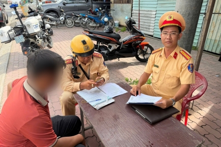 Phát hiện vi phạm trong thi công đường bộ, CSGT Rạch Chiếc lập biên bản xử lý